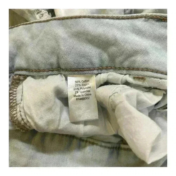 SO junior distressed denim shorts size 9 - Picture 4 of 9